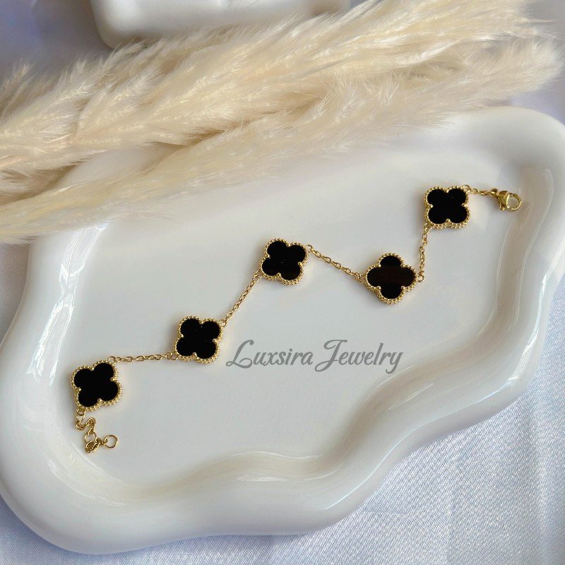Black Clover Bracelet – Elegant 18K Gold Plated Jewelry Women's black clover bracelet in 18K gold plated finish.