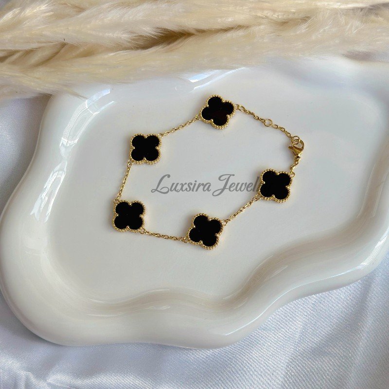 Minimal Black Clover Bracelet – Gold Plated Minimalist black clover bracelet in gold plated stainless steel.